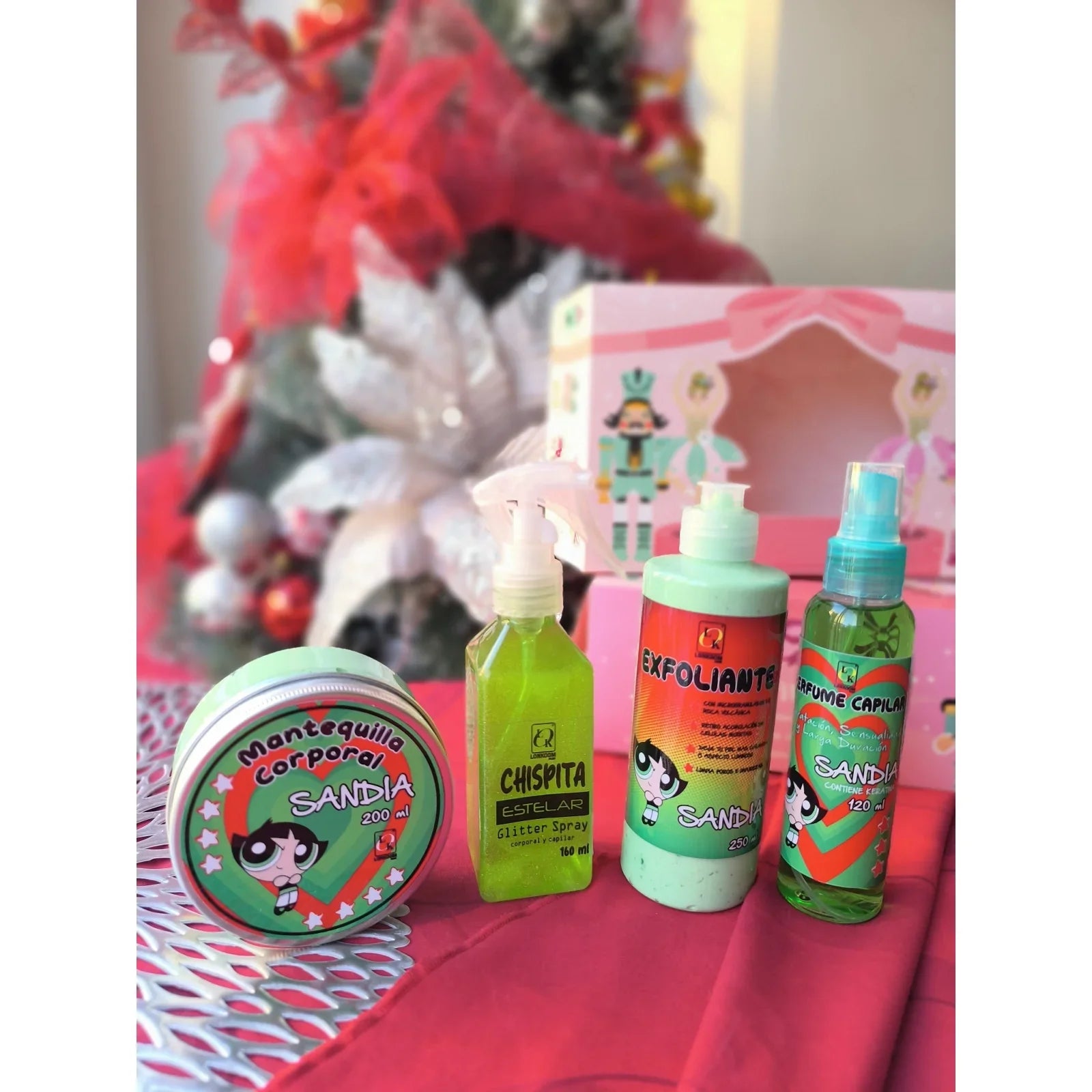Productos de belleza de sandía Bibi Boom sobre mesa roja con decoraciones navideñas al fondo.