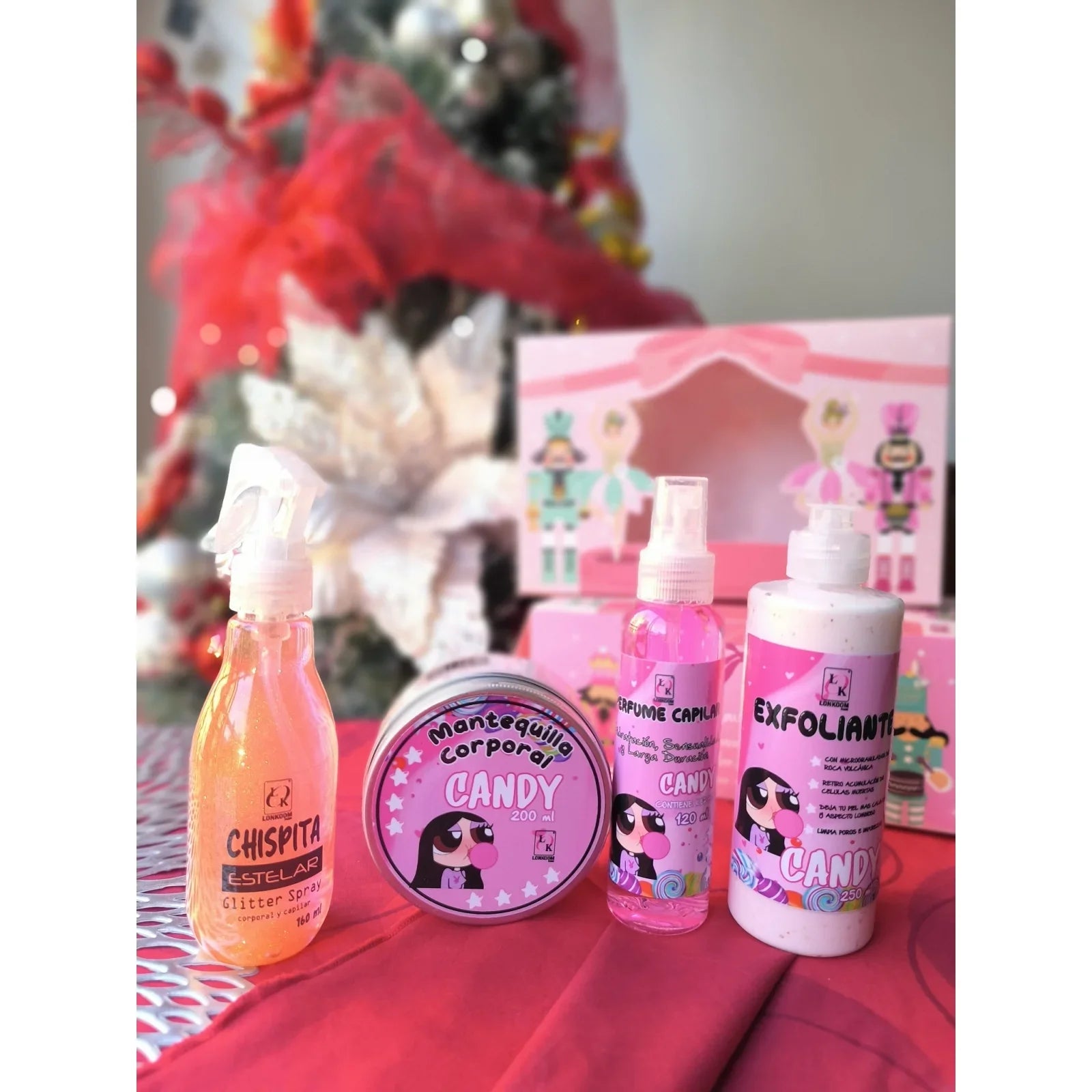 Set de maquillaje y cuidado Candy de Bibi Boom, frente a árbol navideño, productos y caja rosa.