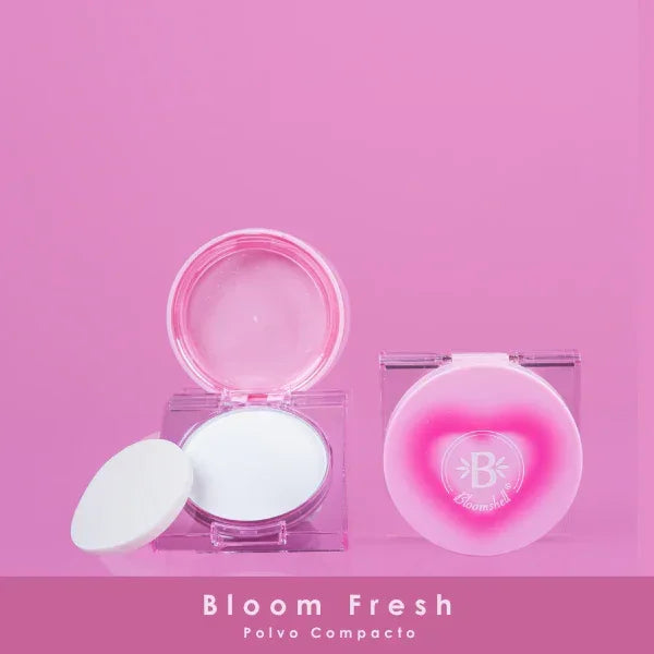 Bloom Fresh Polvo: Compacto Translúcido en estuche rosa con espejo y aplicador, ideal para matificar y sellar maquillaje con acabado natural.