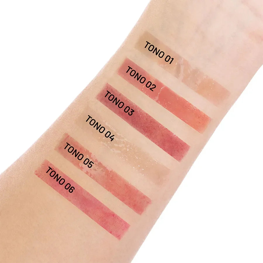 Muestra en brazo de los 6 tonos del Brillo Aura gloss labial hidratante para labios con acabado jugoso y luminoso. Ideal para catálogo de maquillaje.