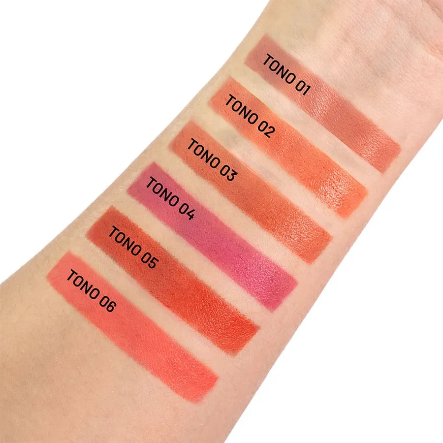 Swatches del Brillo Gloss Pretty Things - gloss hidratante labial en 6 tonos distintos aplicados sobre el brazo. Muestra variedad de colores vibrantes.