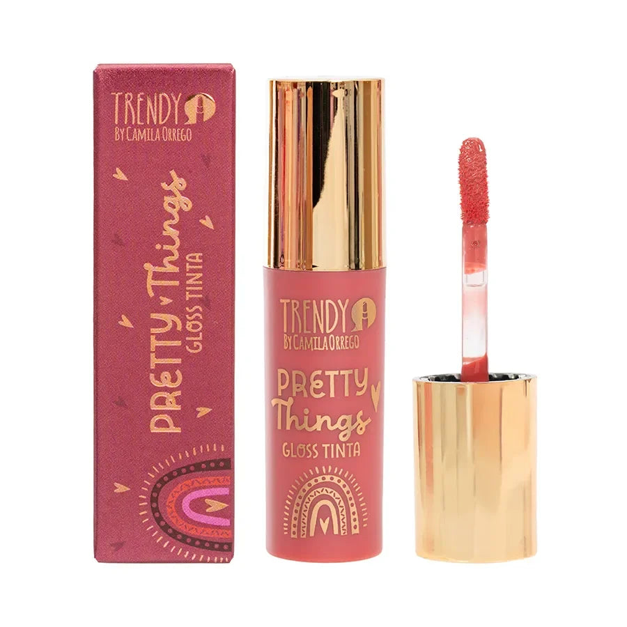 Brillo Gloss Pretty Things - gloss hidratante labial tono rosa suave con empaque dorado. Proporciona hidratación y color natural al instante.