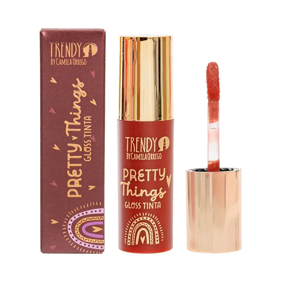 Brillo Gloss Pretty Things - gloss hidratante labial tono rojo intenso con aplicador suave. Perfecto para labios definidos y con volumen.