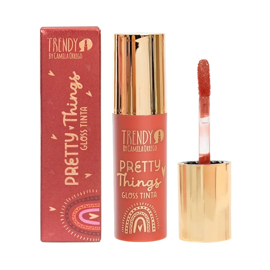 Brillo Gloss Pretty Things - gloss hidratante labial tono coral con empaque dorado y caja decorativa. Aporta frescura y brillo natural a los labios.