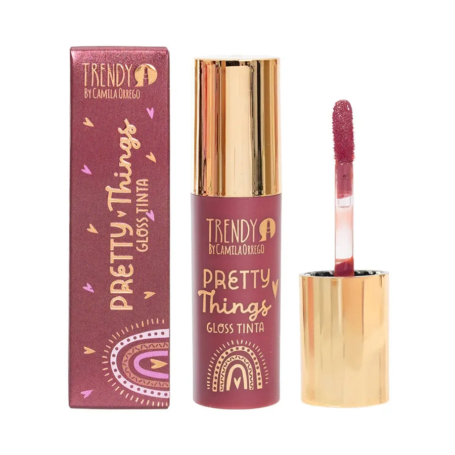 Brillo Gloss Pretty Things - gloss hidratante labial en tono ciruela con aplicador y caja artística. Ideal para un look intenso y brillante.