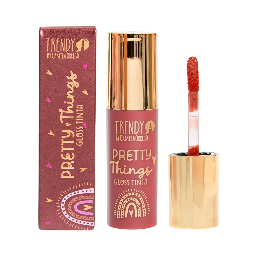 Brillo Gloss Pretty Things - gloss hidratante labial en tono nude oscuro con empaque elegante dorado. Hidratación y color para labios jugosos.