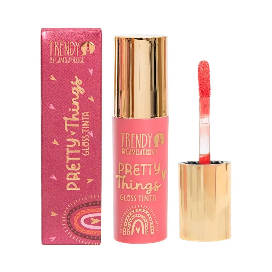 Brillo Gloss Pretty Things - gloss hidratante labial tono rosado claro con aplicador y caja decorativa. Aporta color suave y luminosidad.