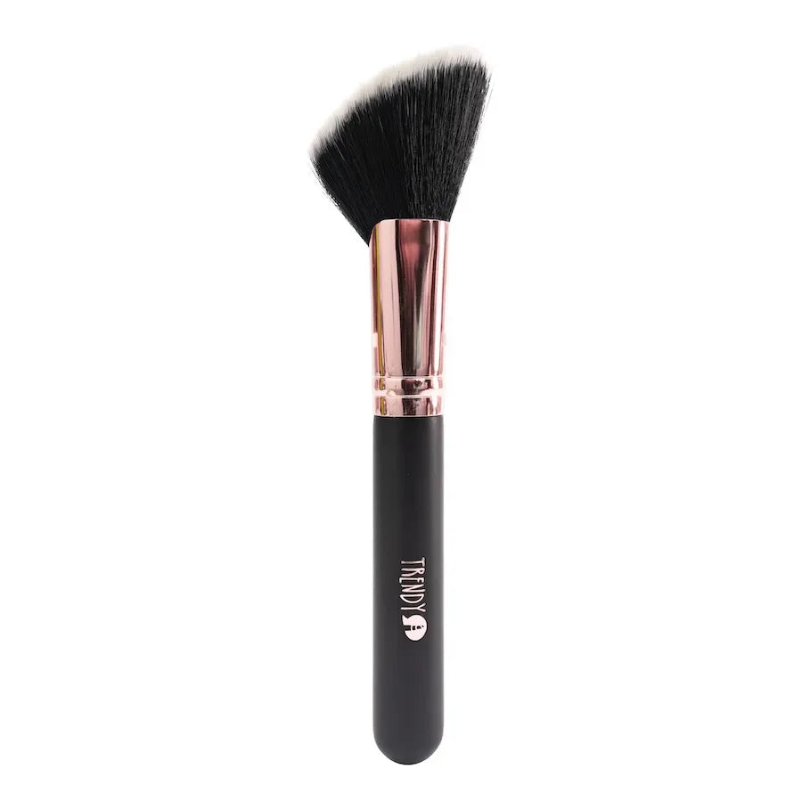 Brocha contorno maquillaje angular con mango negro y detalles metálicos, ideal para técnicas de contouring y acabado profesional en el rostro.