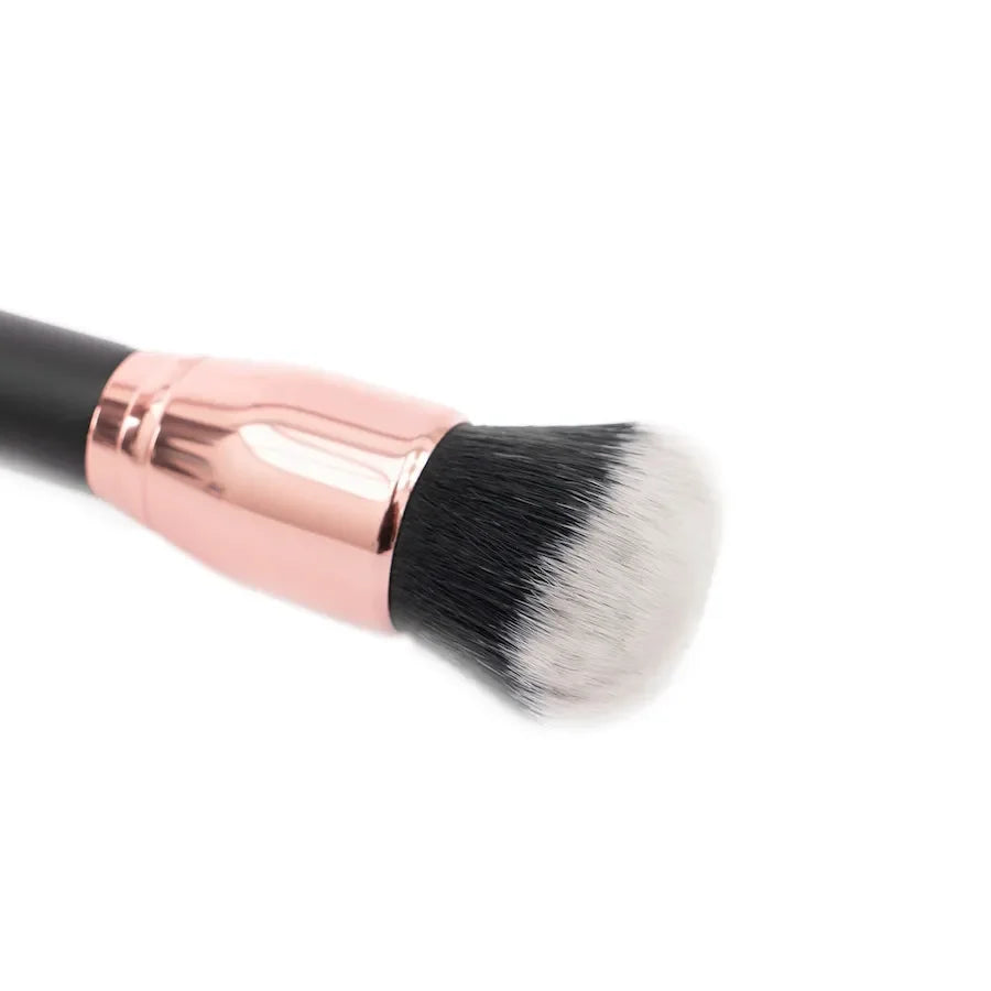 Brocha para aplicar base de maquillaje con cerdas densas y corte plano, ideal para una aplicación uniforme de bases líquidas o cremosas.