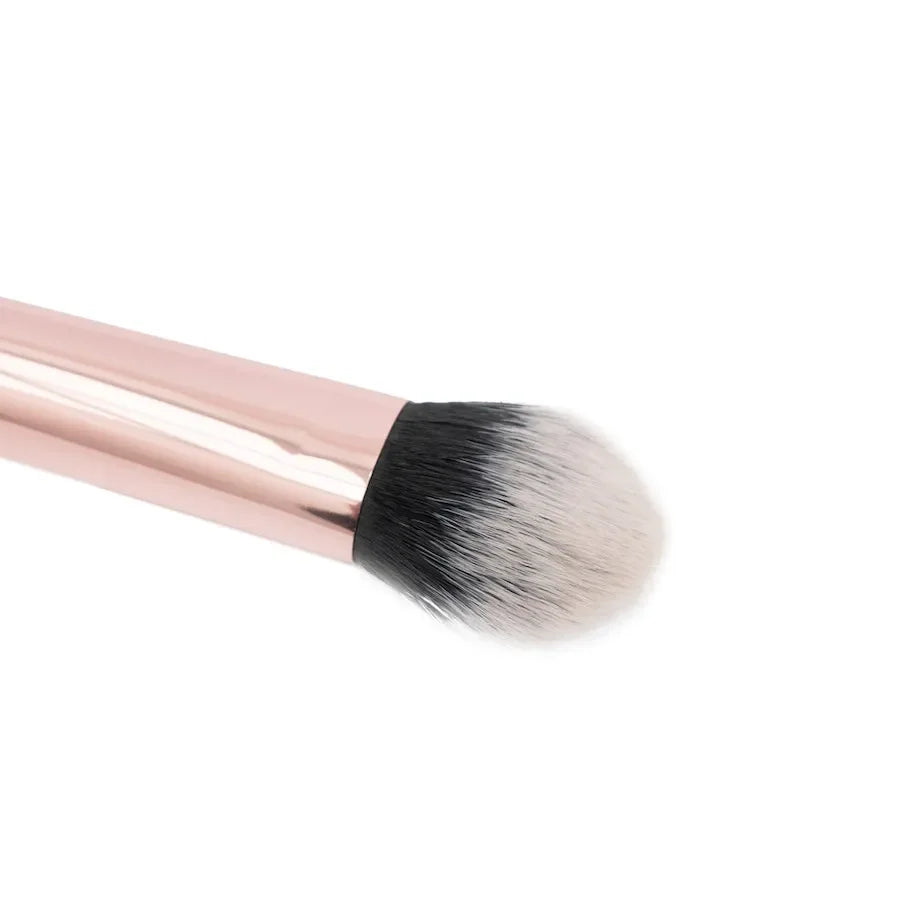 Brocha individual rubor maquillaje bibi boom con cerdas densas bicolor para difuminar rubor. Perfecta para lograr un look uniforme y delicado.