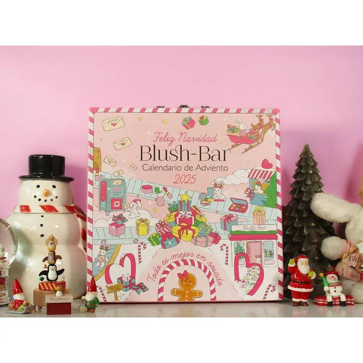Calendario de Adviento Blush - Bar 2025 rodeado de decoraciones navideñas, ideal para regalar cosméticos y accesorios en diciembre.