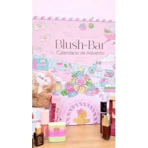 Calendario de Adviento Blush - Bar 2025 con diseño rosa y detalles navideños, incluye 26 sorpresas de maquillaje y cuidado personal.