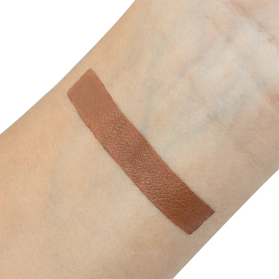 Muestra del tono marrón del Contorno en Barra Bronzer Stick Trendy aplicado sobre la piel, ideal para esculpir el rostro con acabado natural.