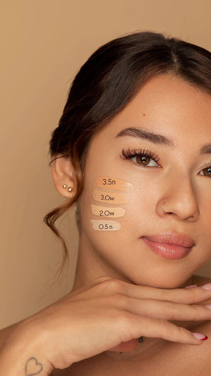 Mujer mostrando tonos de corrector Soleva en su mejilla: 3.5n, 3.0w, 2.0w y 0.5n, ideal para elegir el tono perfecto de maquillaje.