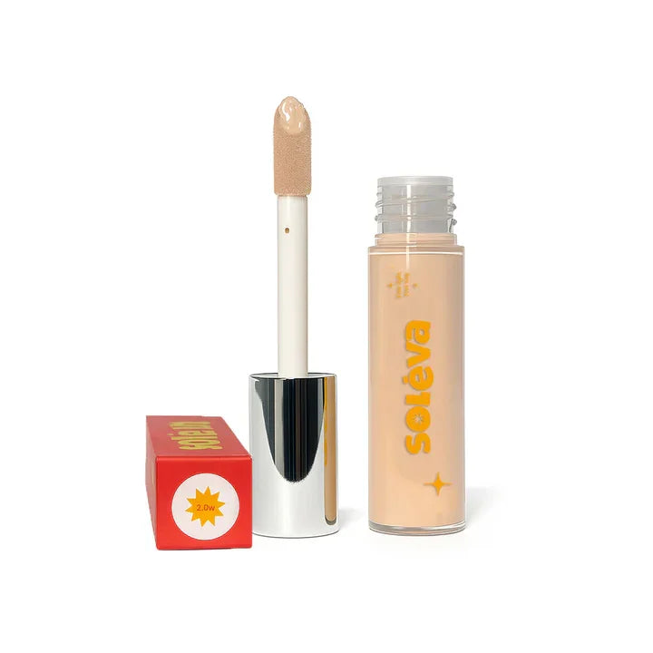 Corrector tono 2.0w de alta cobertura y acabado natural Soleva con aplicador de esponja y envase transparente ideal para maquillaje facial.