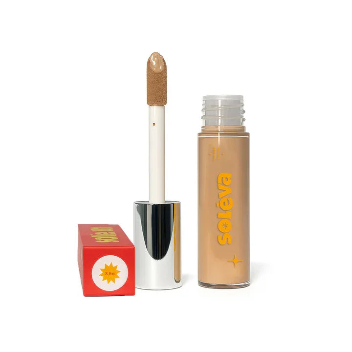 Corrector tono 3.5n Soleva con aplicador de esponja y envase transparente, ideal para una cobertura alta y acabado natural en maquillaje.