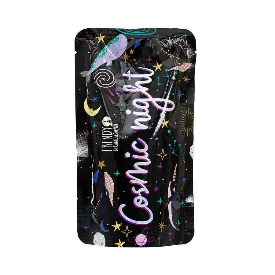 Recarga del Fijador Cosmic Night maquillaje prolongado y fresco en empaque flexible con diseño cósmico, práctico para rellenar el envase principal.