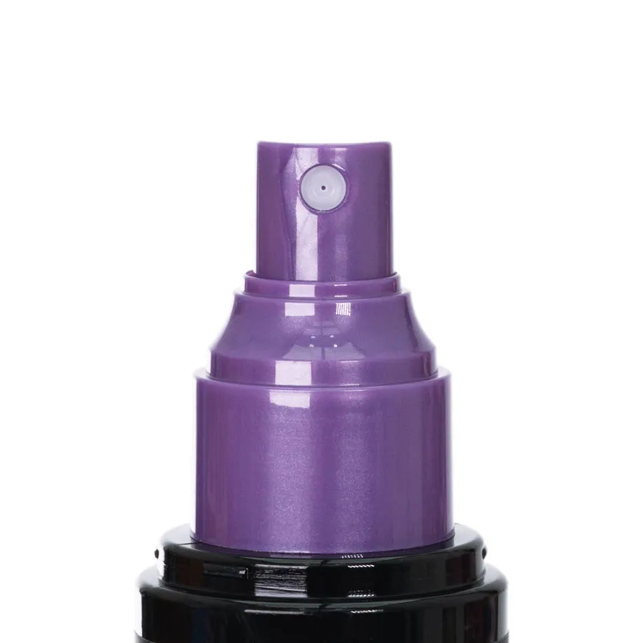 Boquilla del Fijador Cosmic Night maquillaje prolongado y fresco con atomizador morado, diseñado para una aplicación uniforme y duradera.