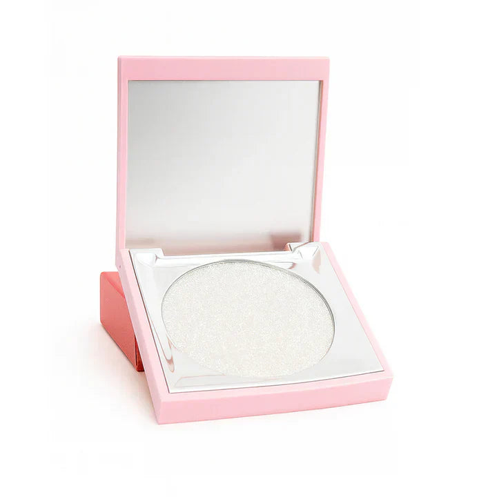 Iluminador para rostro radiante Soléva en tono blanco perlado con espejo, perfecto para un acabado luminoso en pómulos y rostro.