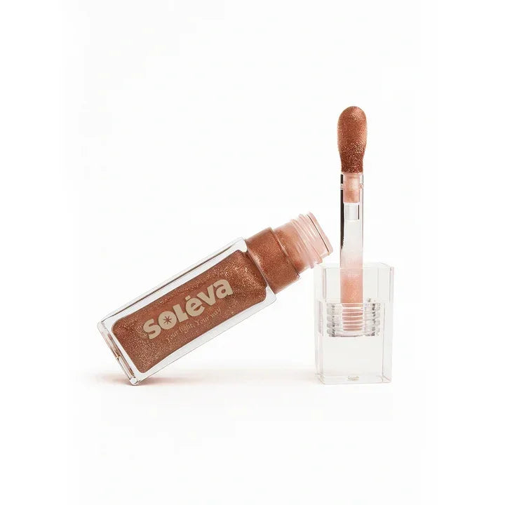 Brillo Labial Líquido Soléva tono mocha con aplicador, tratamiento labial hidratante y luminoso ideal para maquillaje diario.