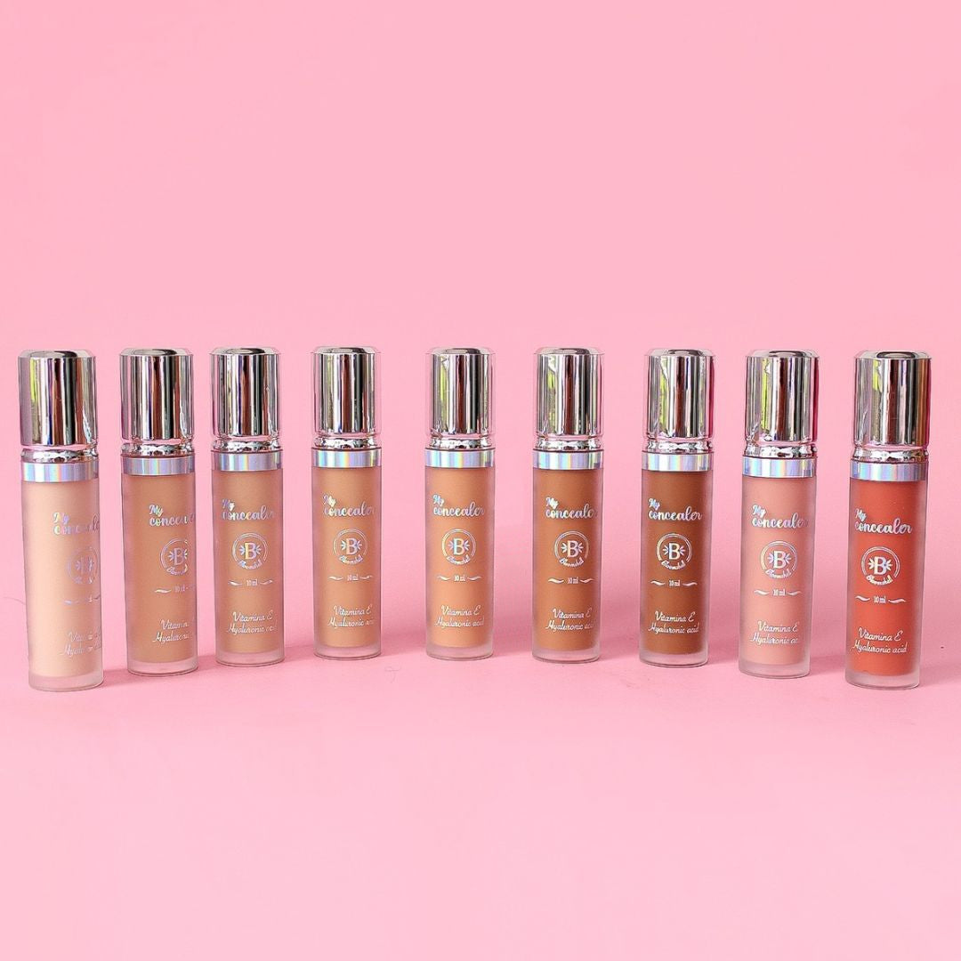 Correctores líquidos Bibi Boom en varios tonos sobre fondo rosa, maquillaje y belleza