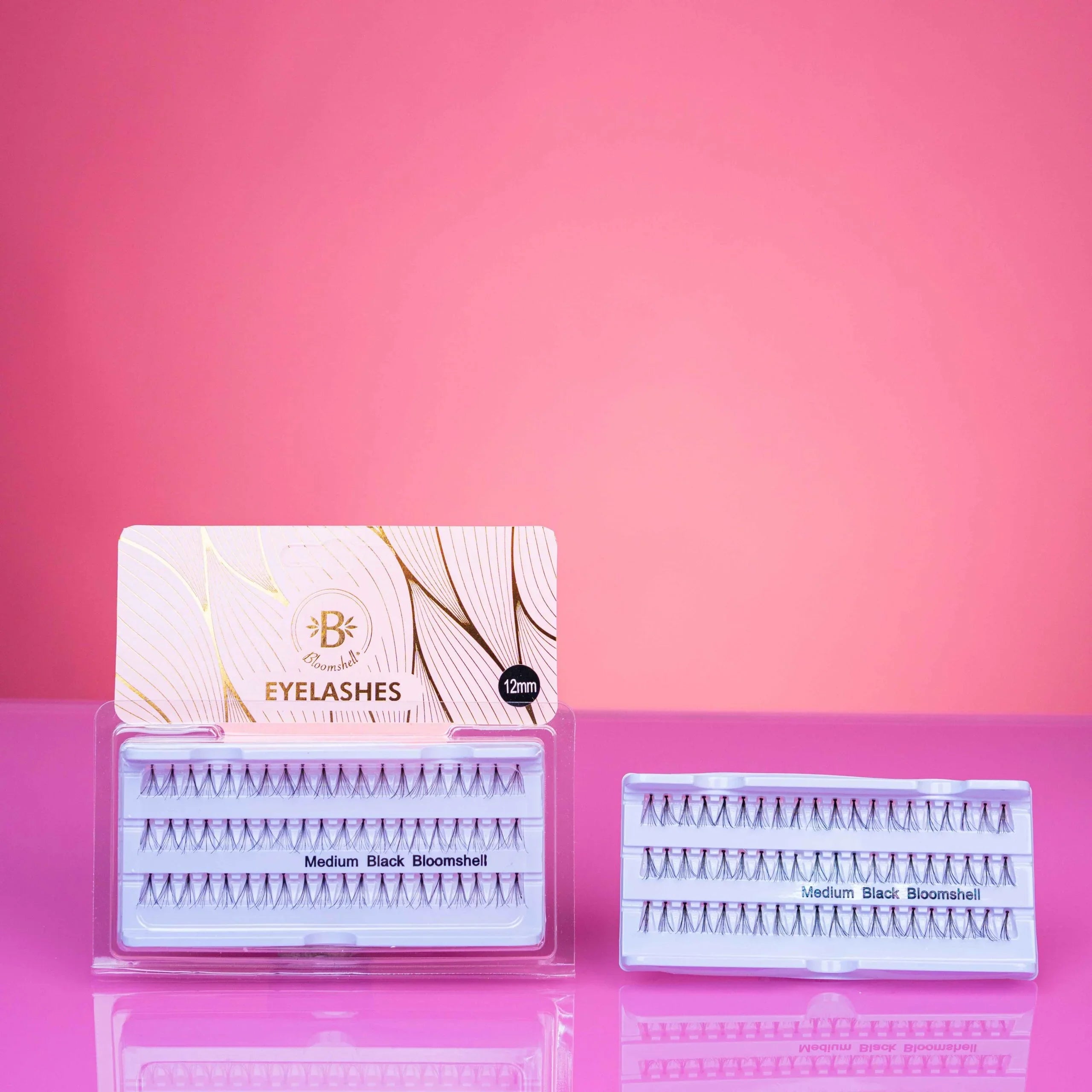 Pestaña Postiza: Volumen Personalizado y Efecto Natural en presentación de grupos individuales, tono negro medio, ideal para un look natural y definido.