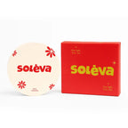 Polvo traslúcido Soléva con empaque rojo y tapa decorada, perfecto para fijar maquillaje con acabado natural en la categoría de maquillaje facial.