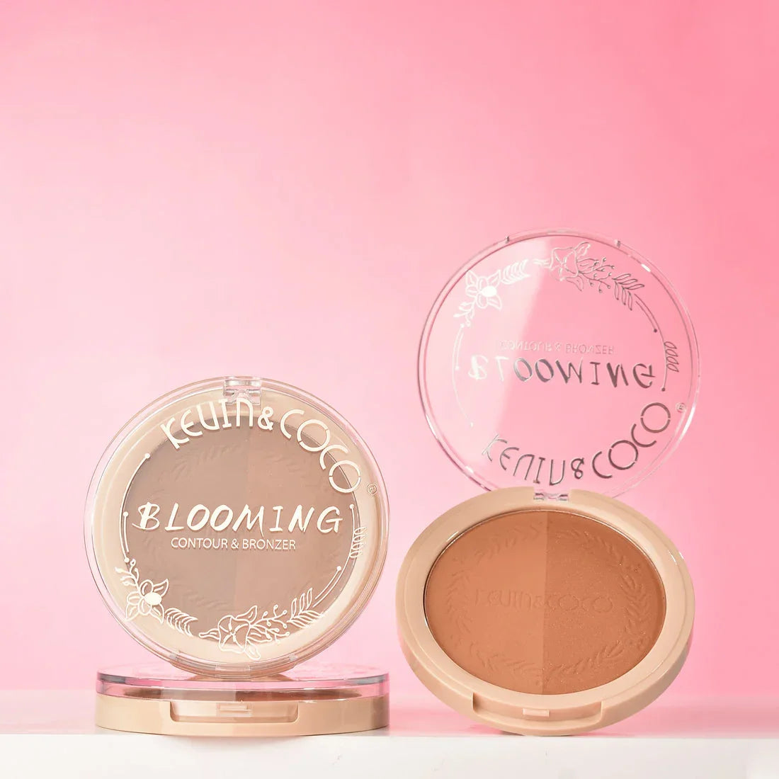 Paleta de contorno y bronceador KEUN & COCO Blooming sobre fondo rosa, maquillaje Bibi Boom