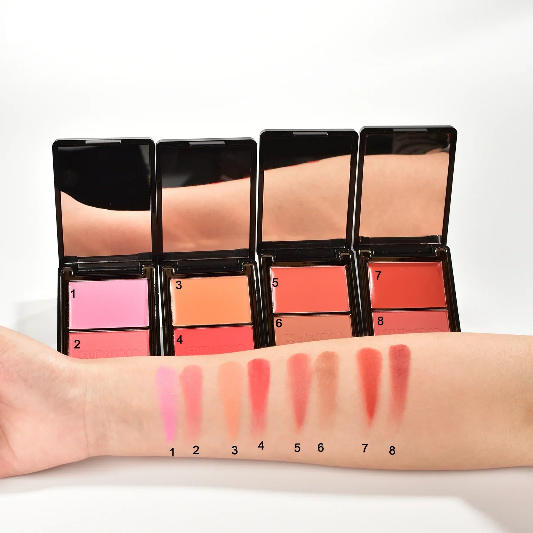 Paleta de rubores Duo Glam con ocho tonos, swatches en el brazo, maquillaje Bibi Boom