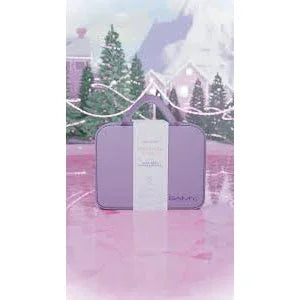 Calendario Adviento Maquillaje Samy Cosmetics - Maquillaje Sorpresa en estuche lila con fondo navideño y árboles nevados. Ideal para regalar en Navidad.